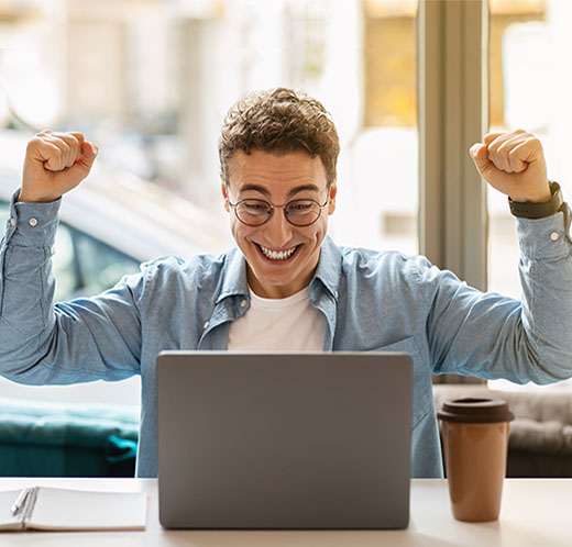 Professionista felice per l'aumento delle recensioni online